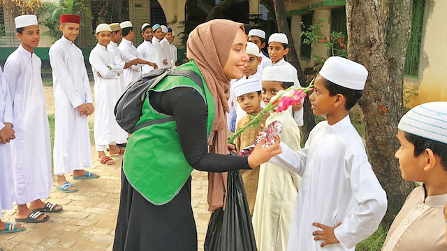 Ayşe Mine Alioğlu ve Bangladeşli çocuklar 