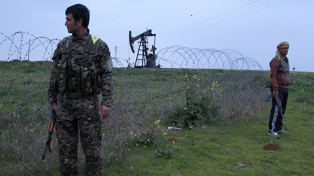 YPG'li teröristler, Suriye'nin doğusundaki petrol sahalarını ABD'nin hava desteğiyle kontrolünde tutuyor.