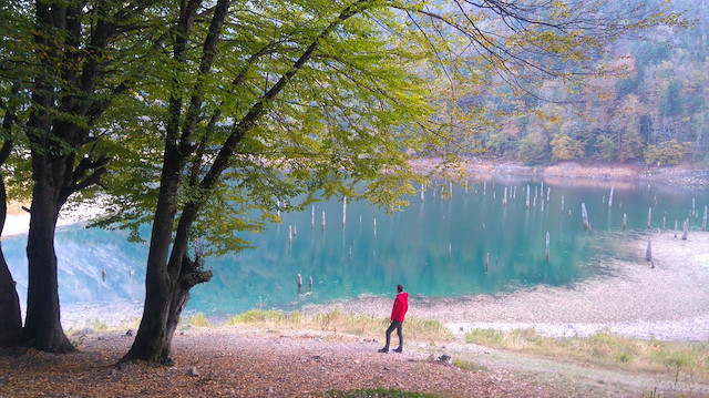 Kamp kurmak için bölgeye gelen tatilciler manzarayı fotoğrafladı.
