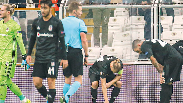 Beşiktaşlı oyuncular maç sonunda büyük üzüntü yaşadı.