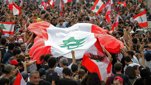 Tek yürek olan Lübnan halkının yolsuzluk savaşı
