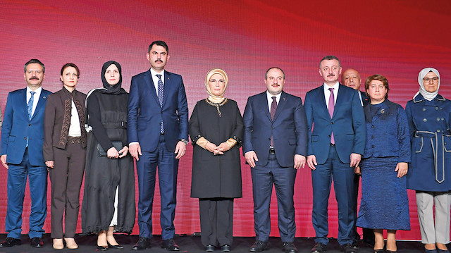 Murat Kurum (soldan dört) Emine Erdoğan (soldan beş) Mustafa Varank (soldan altı)