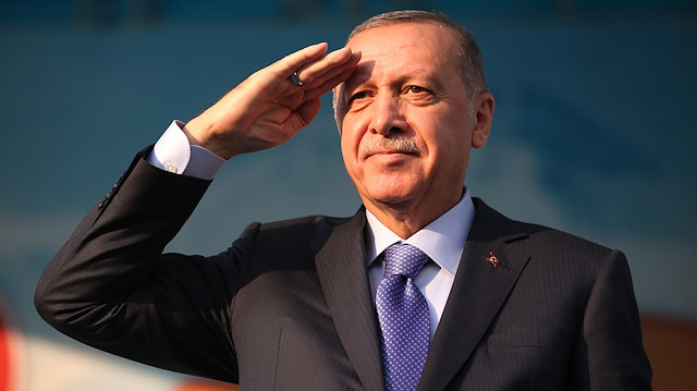 Cumhurbaşkanı Erdoğan'ın, Kayseri'de Toplu Açılış Töreni'nde askere selam gönderdiği fotoğraf Fransız dergisine kapak olmuştu.