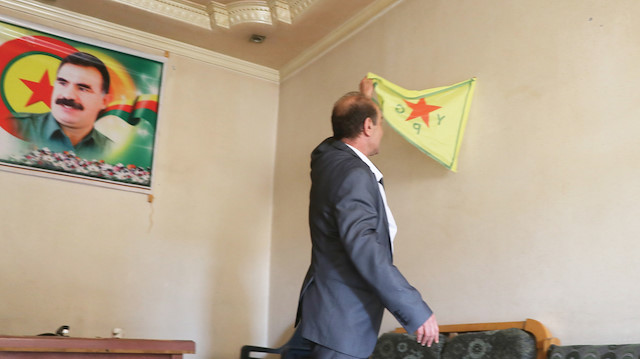 Muhammed Rummane, evinin duvarlarına asılı örgütün sözde bayraklarını, teröristbaşı posterlerini söktü.