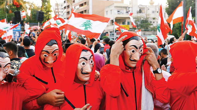 Protestolarda maskeler isyanın simgesi haline geldi.