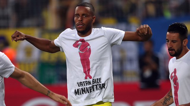 Fenerbahçe'nin Danimarkalı stoperi Zanka'nın "Vatan size minnettar" yazılı tişört ile ısınmaya çıkması ülkesinde olay oldu.