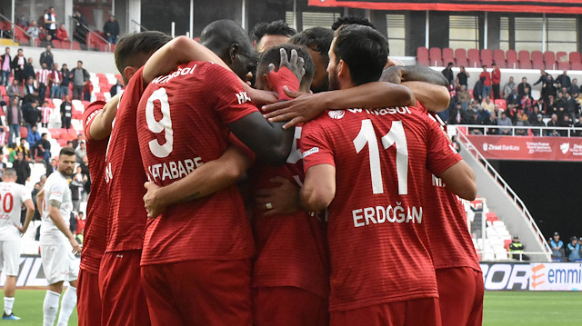 Sivasspor sahasında Antalyaspor'u 2-1 mağlup etti.