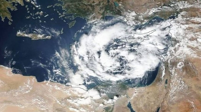 إعصار "نادر" يضرب حوض المتوسط ومصر تتأهب