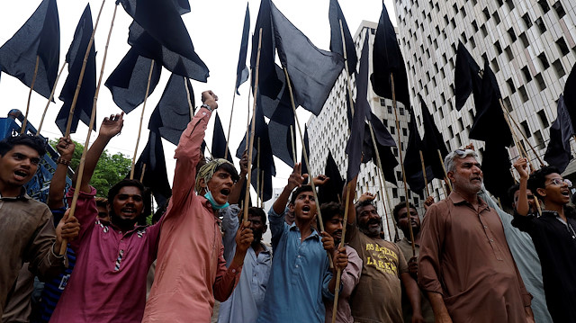 People carry black flags to observe Black Day over India's decision to revoke the special status of Jammu and Kashmir, during a protest in Karachi, Pakistan August 15, 2019. REUTERS/Akhtar Soomro

