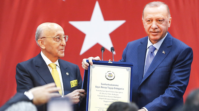 Erdoğan, Fenerbahçe Kulübü üyeliğinde 25. yılını doldurarak hak kazandığı Yüksek Divan Kurulu üyeliği için plaketini Ali Koç ve Vefa Küçük’ün elinden aldı.