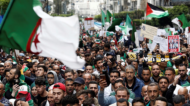 Cezayir halkı cumhurbaşkanını seçecek.