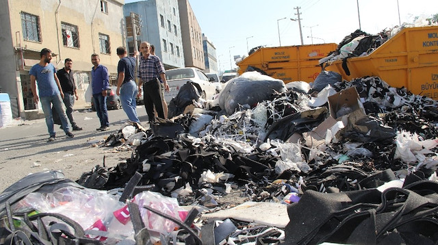  Düzenli bir şekilde çöplerin toplanmasını isteyen esnaflar, Bornova Belediyesine çağrı yaptı ve görevlerini yapmalarını istedi.