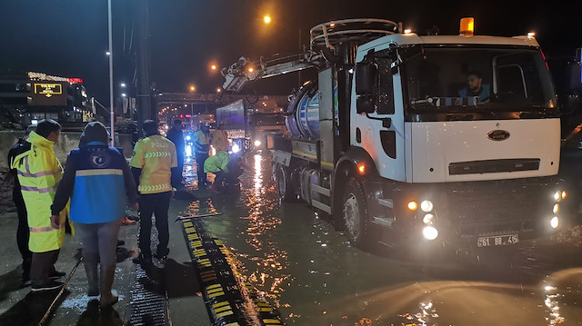 Trabzon'da akşam saatlerinde etkisini gösteren şiddetli yağış, hayatı olumsuz etkiledi.