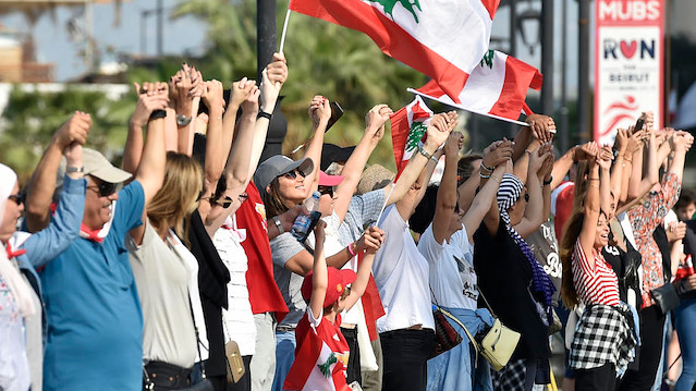 Lübnan’da onbinlerce gösterici 170 kilometrelik insan zinciri oluşturdu.