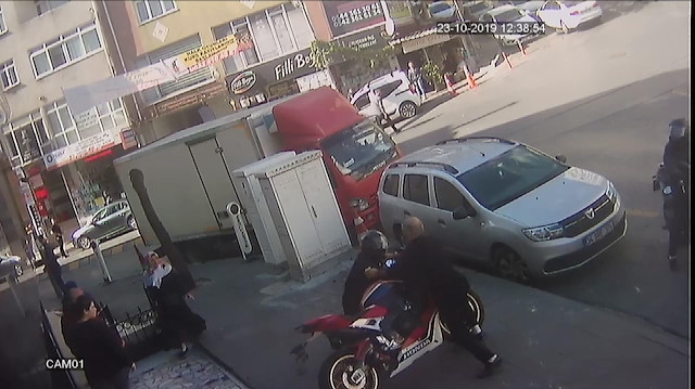 İdris Patlı, Cihangir Erkan'ın motosikletinin çalındığını anladı ve hırsızlara müdahale etti.