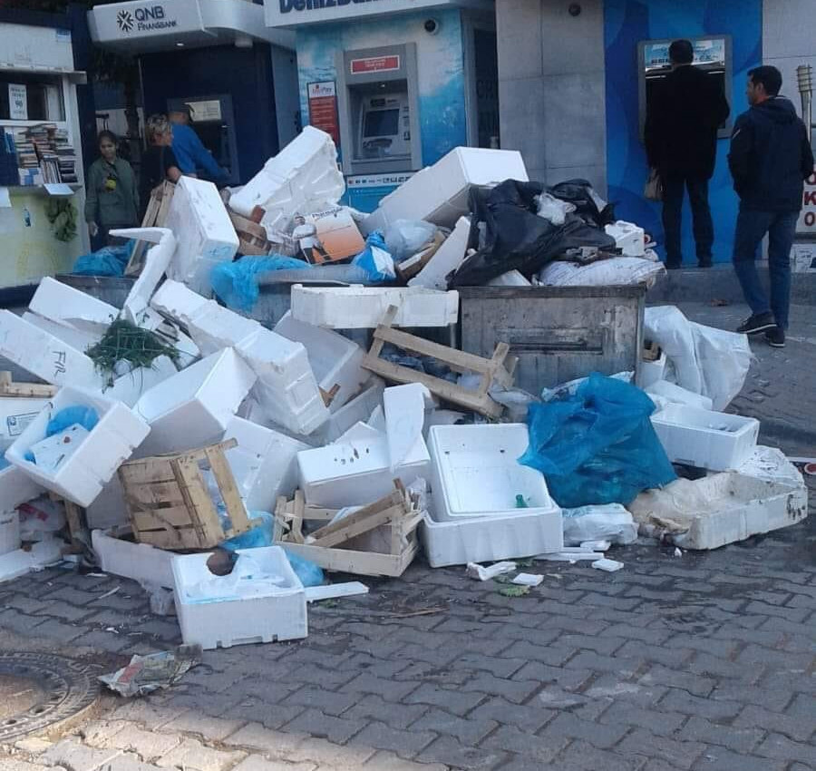 İlçe sakinleri ise kötü koku ve görüntü nedeniyle durumdan şikayetçi oldu.