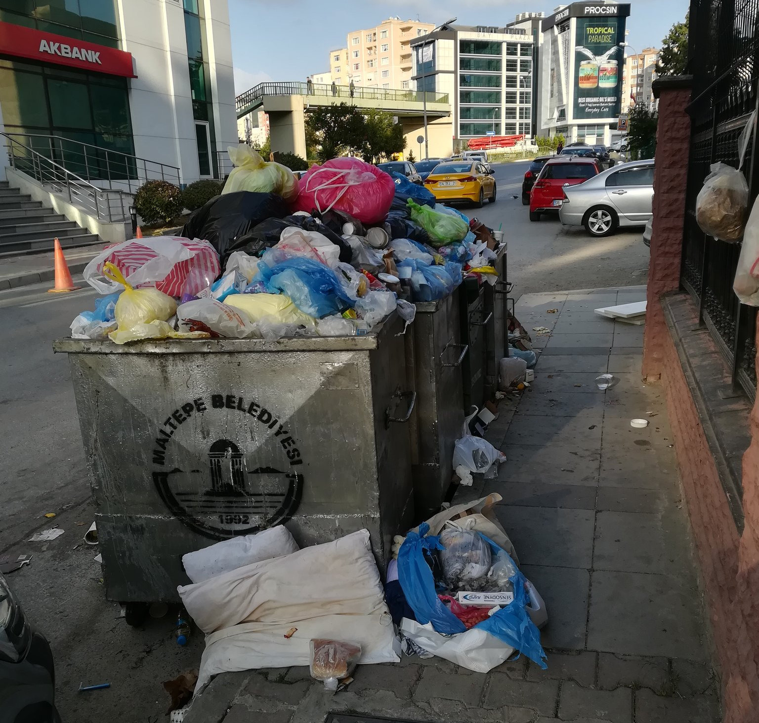 Konteynerlerden taşan çöpler tepe oluşturdu.