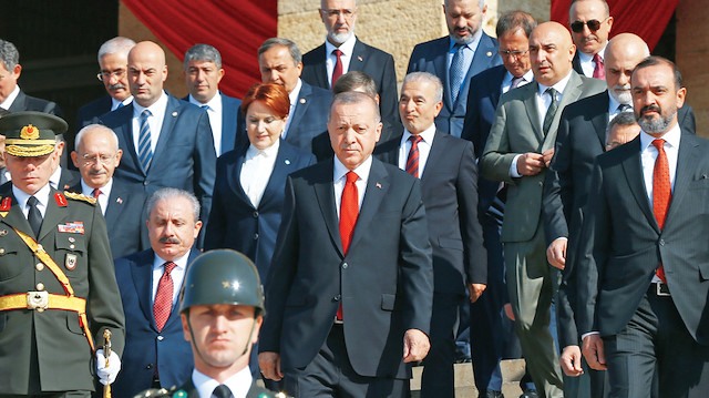 Cumhurbaşkanı Erdoğan, Cumhuriyet’in 96. yıl dönümünde Barış Pınarı Harekâtı mesajı verdi. Erdoğan, Türkiye’nin Barış Pınarı harekâtıyla milli güvenliği söz konusu olduğunda kimseden icazet almadan istediğini yapabileceğini gösterdiğini söyledi.