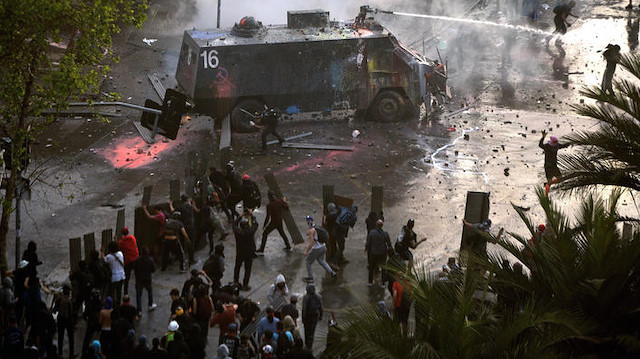 Güney Amerika ülkesi Şili’de gösteriler, başkent Santiago'da  19 Ekim'de şiddetlenerek ülke geneline yayıldı. 