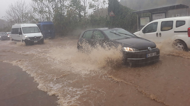 Beykoz'da aniden bastıran sağanak yağış nedeniyle yollar göle döndü. Sürücüler trafikte zor anlar yaşadı.