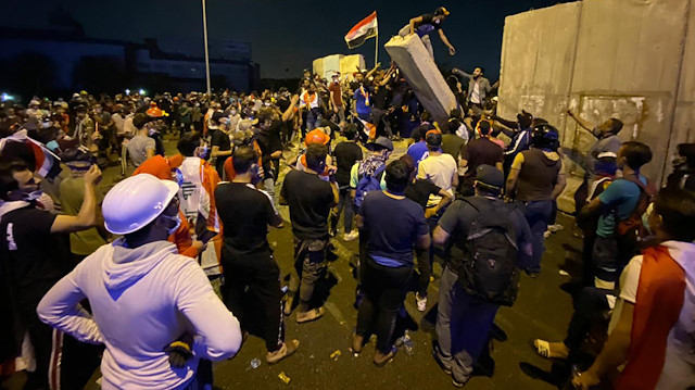 Irak'ın başkenti Bağdat'ta hükümet karşı protestolar devam ediyor.
