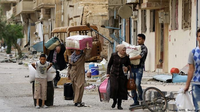 Suriyeli halk, evlerine geri dönüyor.