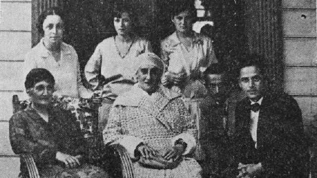 Behice Ziya Kollar’ın yaşlılık döneminden bir kare (ortada önde)