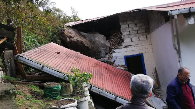 Trabzon'da yağışlardan dolayı evin üstüne kaya düştü.