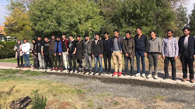 Afganistan uyruklu 20 kaçak göçmen gözaltına alındı.
