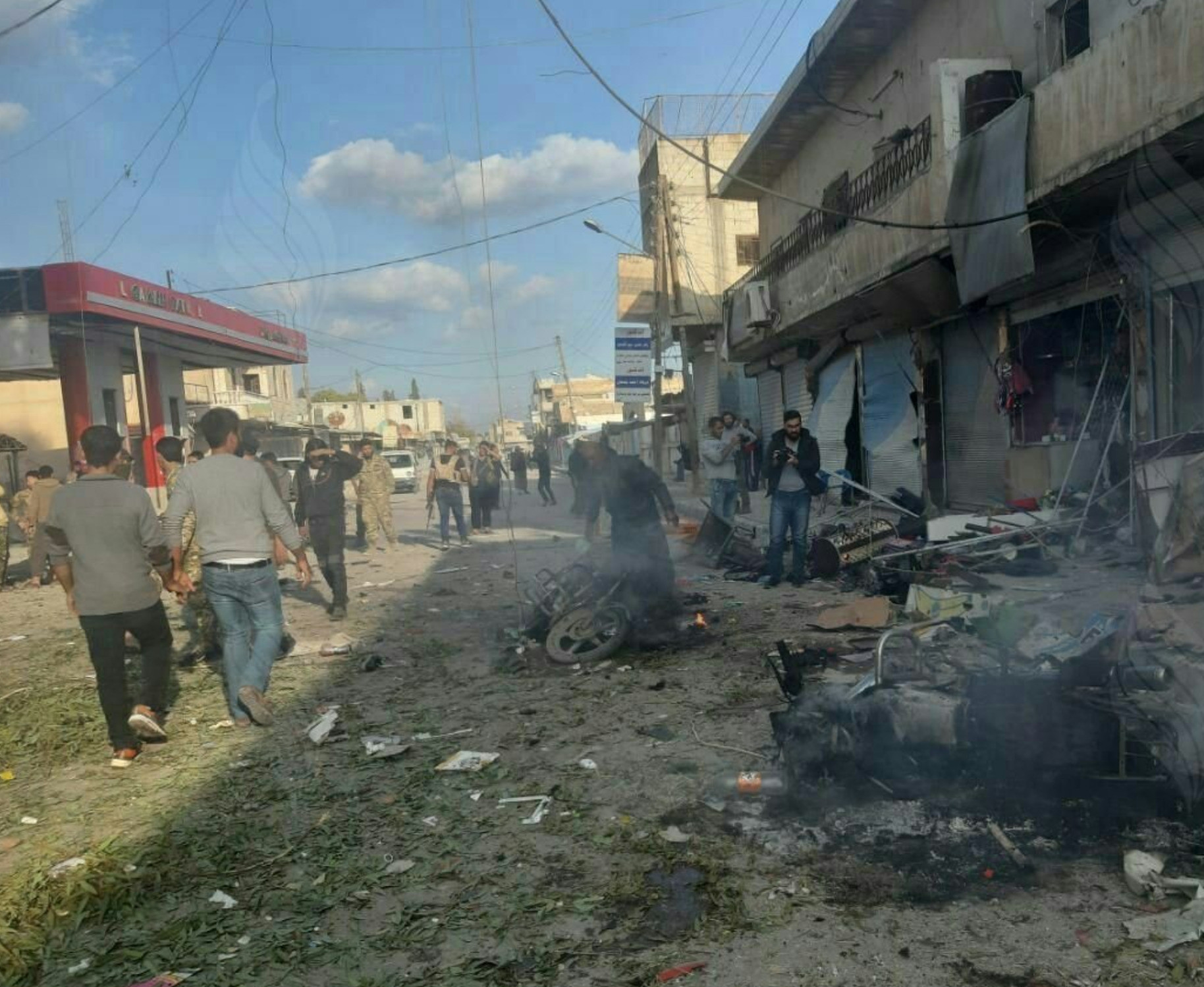 En az 10 sivilin hayatını kaybettiği bildirildi.