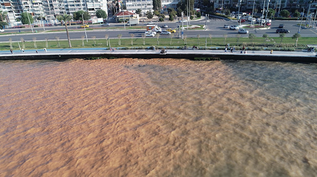 İzmir'de ana su borusunun patlaması üzerine deniz renk değiştirdi.