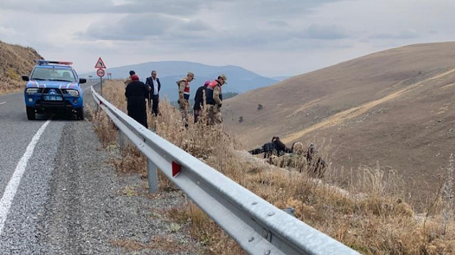 Ardahan'da yaşayan çoban ayının saldırmasıyla uçurumdan atladı.