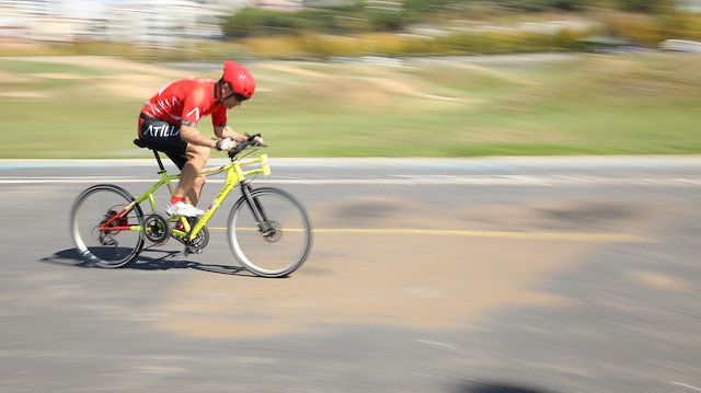53 yaşındaki eski milli sporcu Atilla Atay, özel üretim bisikletiyle 200 kilometre hıza ulaşmak için rekor denemesi yapacak. 