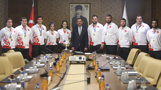 Türkiye Sualtı Sporları Federasyonu heyetinde; başkan Şahin Özen, yönetim kurulu üyeleri ile teknik heyet ve sporcular yer aldı.