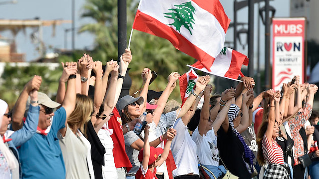 Lübnan’da göstericiler 170 kilometrelik insan zinciri oluşturdu.