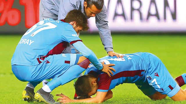 Trabzonsporlu oyuncalar maç sonrası büyük üzüntü yaşadı.