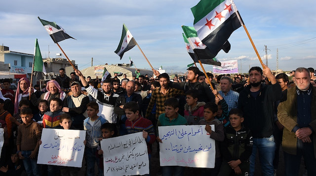 نازحو تل رفعت السورية يتظاهرون لتحرير مدينتهم من إرهابيي "ي ب ك"