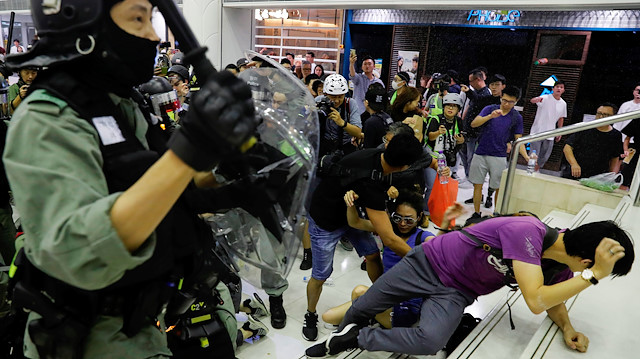 Riot police disperse anti-government protesters at a shopping mall in Tai Po, Hong Kong, China November 3, 2019. REUTERS/Tyrone Siu

