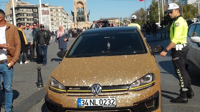 Altın sarısı simli araç Taksim’de ilgi odağı oldu