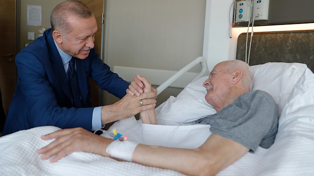 Erdoğan, Şevket Kazan'a hastanede geçmiş olsun dileklerinde bulundu.