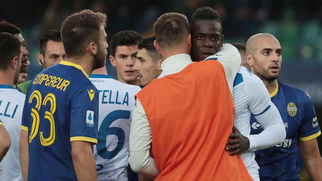 Irkçı tezahüratlara sinirlenen Balotelli'yi sahadaki diğer futbolcular sakinleştirmeye çalıştı.