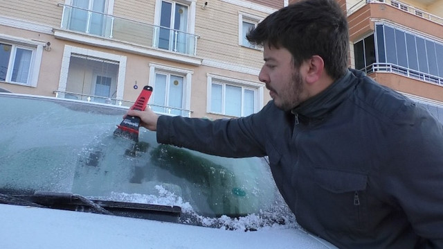 Vatandaşlar, aşırı soğuktan buz tutan araçlarının camlarını temizlemek için uzun uğraşlar sarf ediyor.