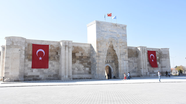1229'da yaptırılan Sultanhanı Kervansarayı, görkemli mimarisiyle dikkati çekiyor.