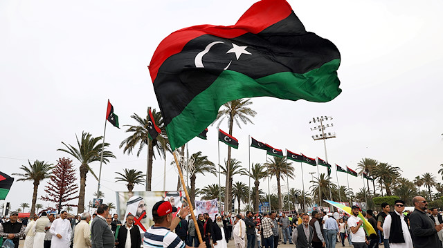 FILE PHOTO: A Libyan man waves a Libyan flag during a demonstration to demand an end to the Khalifa Haftar's offensive against Tripoli, in Martyrs' Square in central Tripoli, Libya April 26, 2019. REUTERS/Ahmed Jadallah - RC116B00BE60/File Photo

