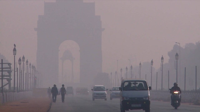Hindistan'da hava kirliliğinden dolayı göz gözü görmüyor.