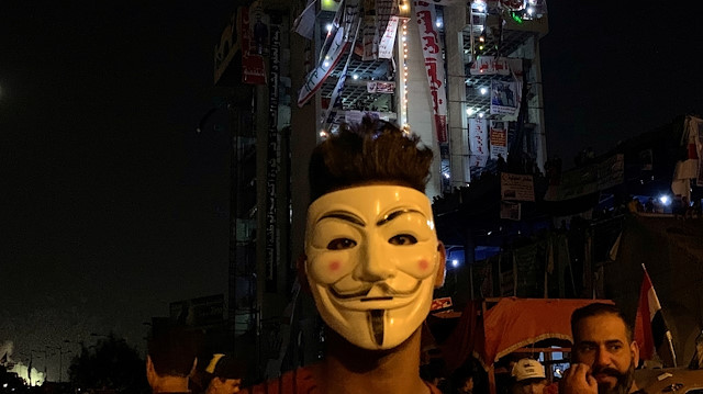 Guy Fawkes maskesi takan Iraklı bir gösterici Bağdat’ta, devam eden hükümet karşıtı protestolara katıldı.