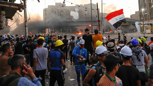 Irak'ta şiddetli protestolar: Başbakanlık ofisine yürüdüler