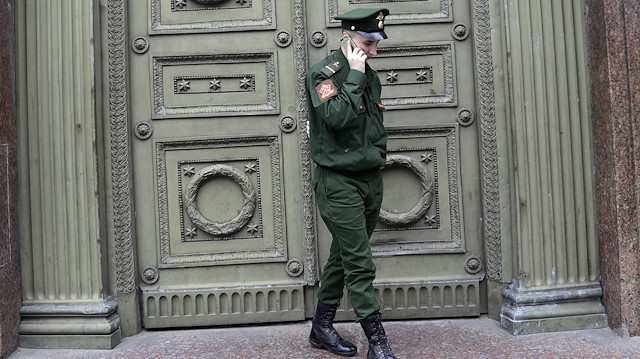 Foto/arşiv: Rus askeri cep telefonu ile konuşurken.