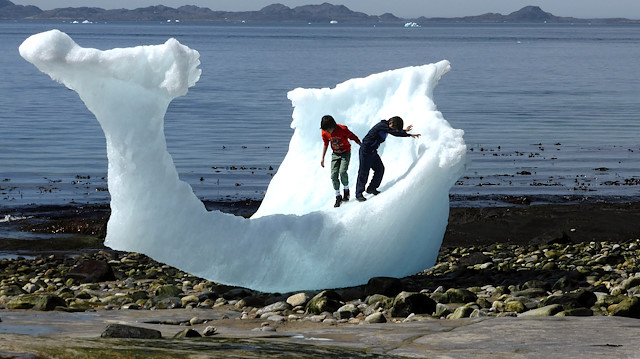 FILE PHOTO: Children play amid icebergs on the beach in Nuuk, Greenland, June 5, 2016. REUTERS/Alister Doyle/File Photo

