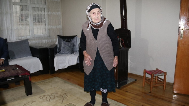 107 yaşındaki Emine Özkurt, yaşına rağmen dinç ve sağlıklı görüntüsü ile dikkat çekiyor. 